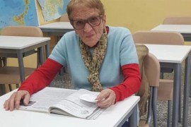 Ima 90 godina i redovno ide u školu