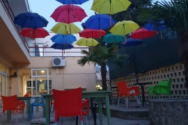 Ljetna bašta u Trebinju dobila nebo od kišobrana