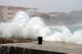 Crveni alarm za Jadran, orkanski udari bure, zatvoreni putevi