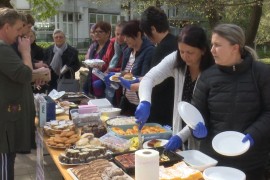 Prodajom kolača pomažu nepokretnom sugrađaninu