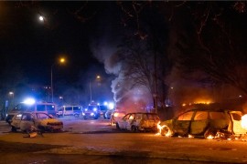 Švedska ne miruje - gorjeli automobili, letjelo kamenje