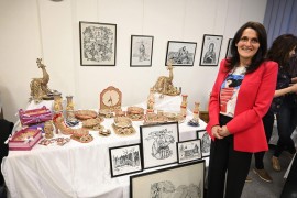 Mirjana stvara slike pomoću rapidografa