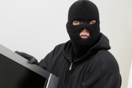 Trojica osumnjičena za krađu televizora i mašine za pranje auta