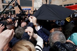 Demonstranti gađali Makrona paradajzom