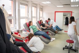 Zaposleni iz Infinity grupacije darovali krv i donijeli poklone