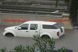 Šta napraviti kada automobil strada u poplavi