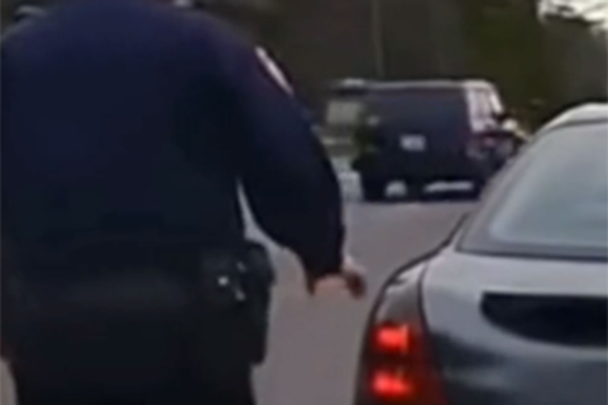 Zašto policajaci prilikom kontrole stavljaju ruku na zadnje svjetlo automobila