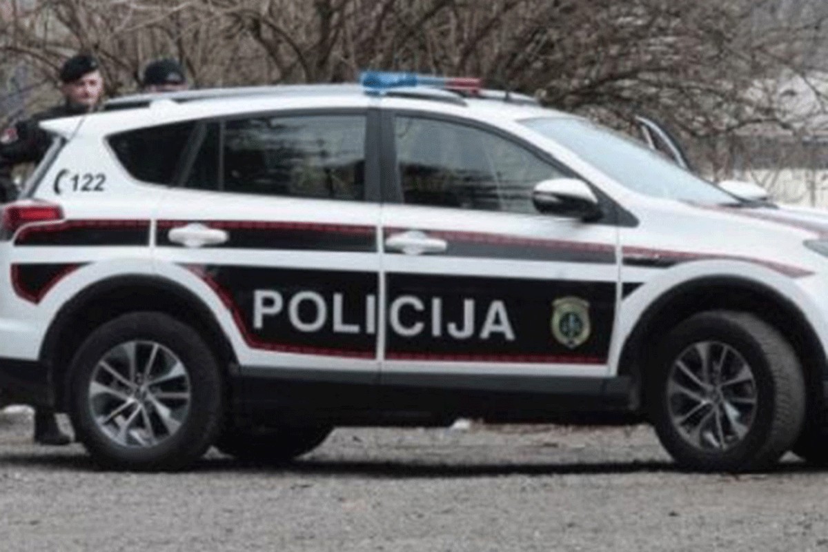 Nezgoda kod Sarajeva, automobil sletio s puta