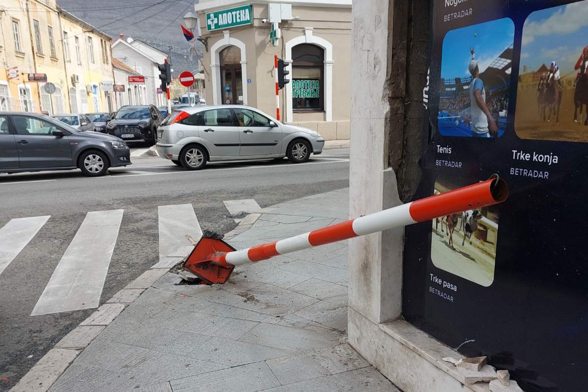 U sudaru oborili saobraćajni znak