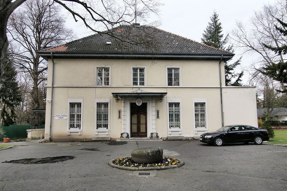 Incident ispred ambasade Srbije u Berlinu: Potukli se u redu za glasanje
