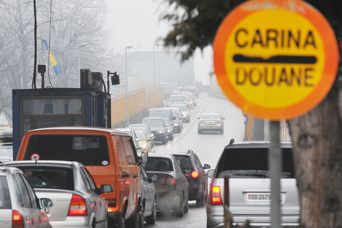 Carinici u znak protesta pretresaju svako vozilo
