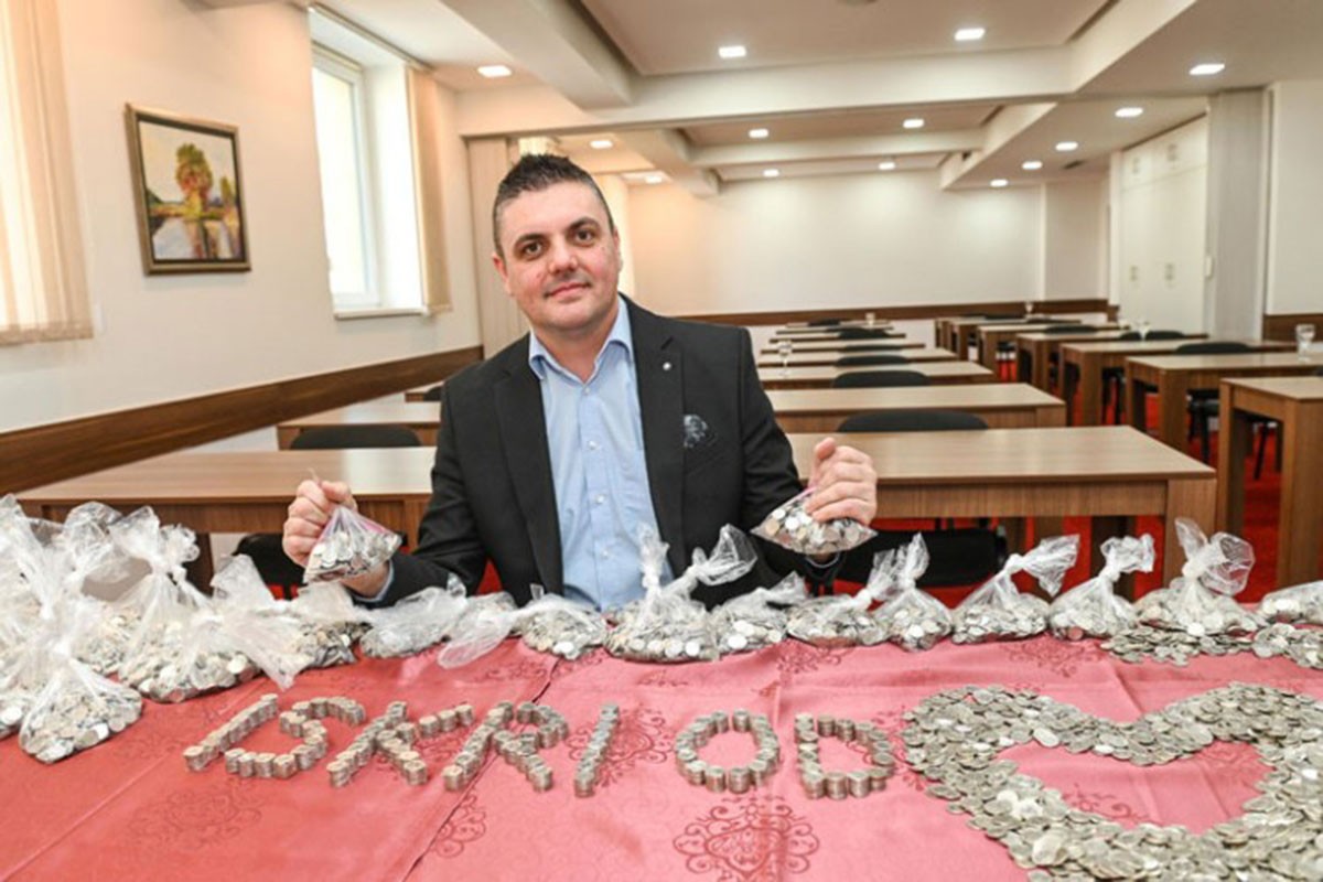 Banjalučki konobar udruženju "Iskra" darovao ušteđevinu od 20.000 kovanica