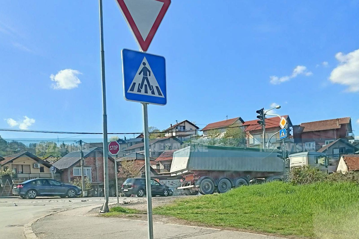 Sudar automobila i kamiona u banjalučkom naselju Kočićev vijenac