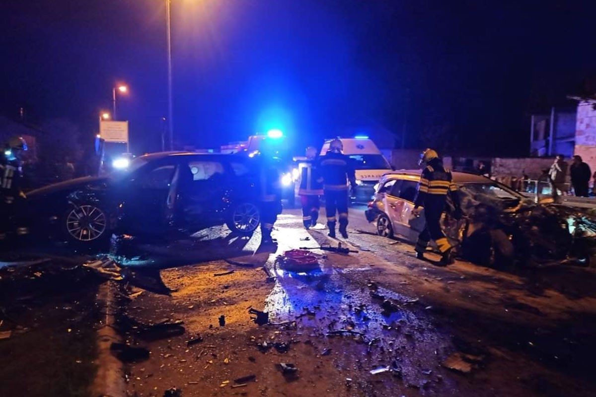 Vatrogasci izvlače povrijeđene iz smrskanih vozila nakon sudara u Brčkom