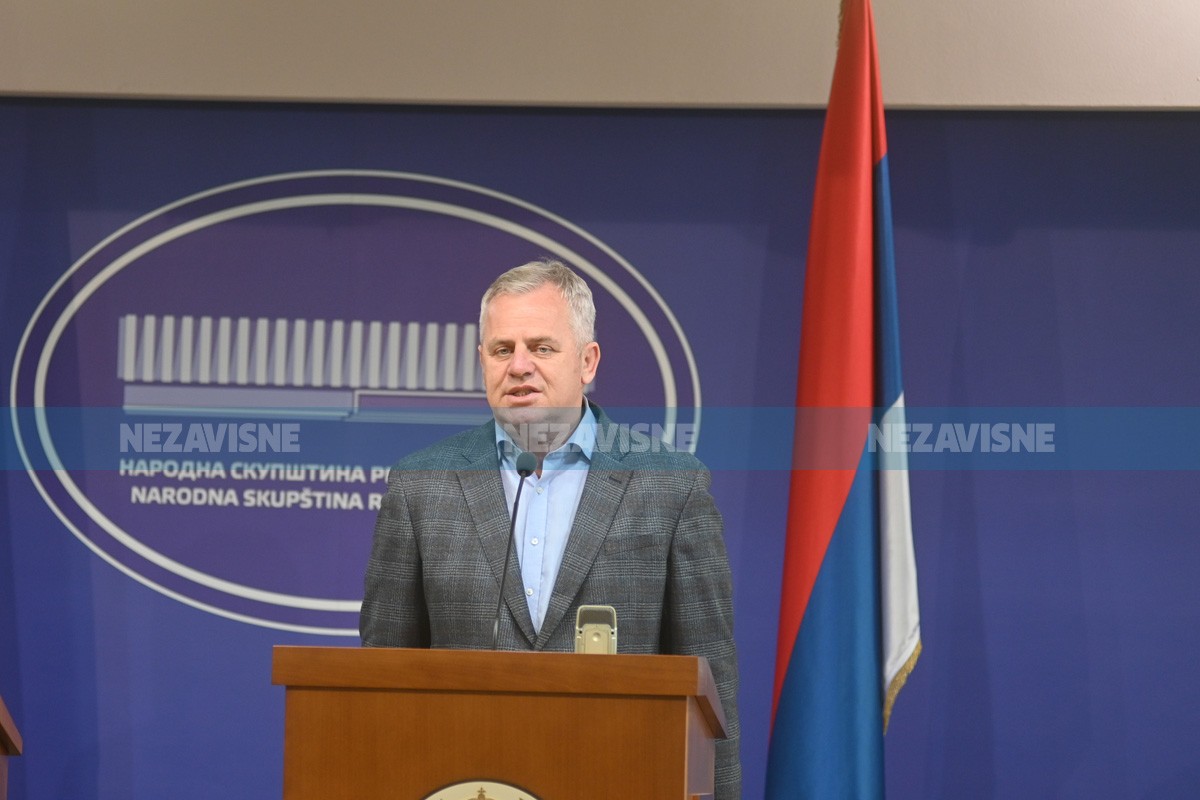 Miladin Stanić udaljen sa sjednice jer je vrijeđao Zoru Vidović