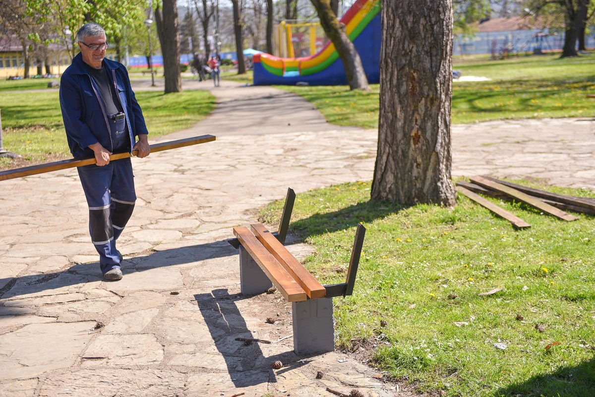 Farbanje klupa u parku "Mladen Stojanović"