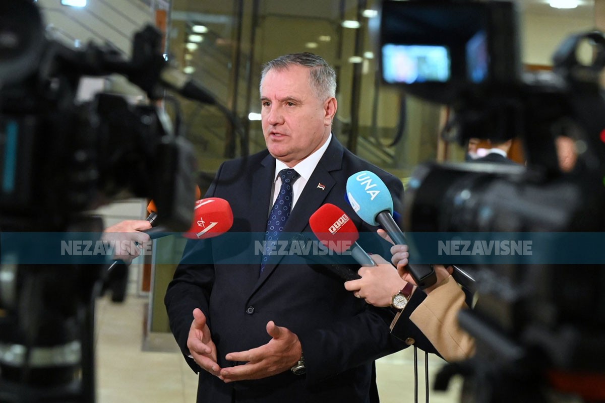 Višković: Ako pokušaju da nametnu Šmitovu odluku, branićemo se