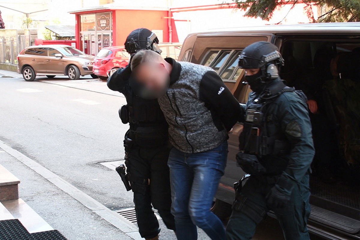 Osumnjičeni da su uvozili skupocjena vozila na osnovu invalidskih povlastica