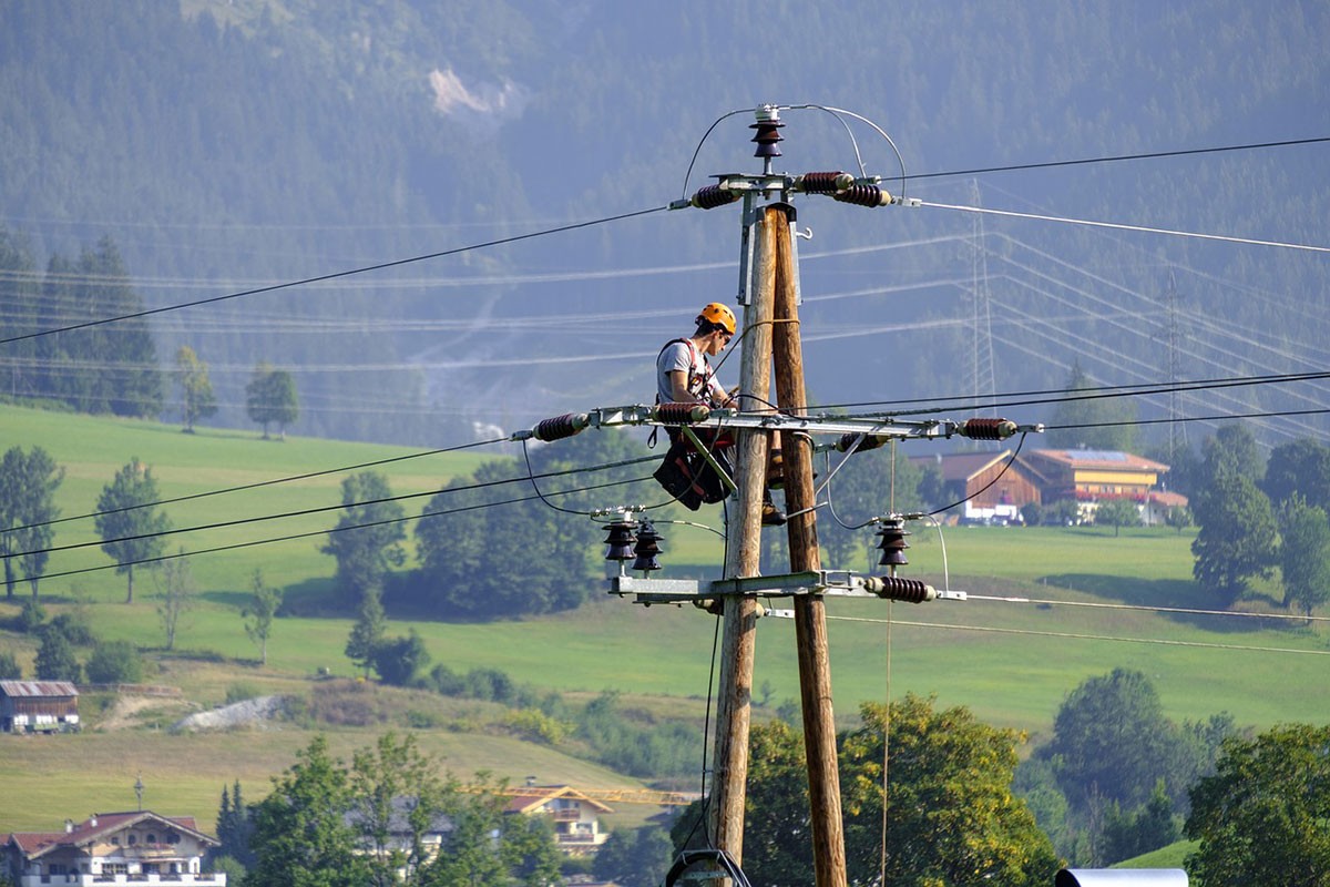 Radnik poginuo pri radovima na elektro mreži