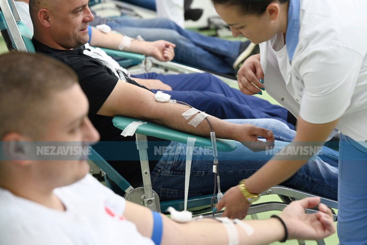 Krv darovalo 100 radnika "Elektrokrajine"
