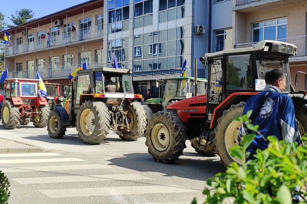 Poljoprivrednici sa traktorima izašli na ulice: Cijena mlijeka 20 godina ista