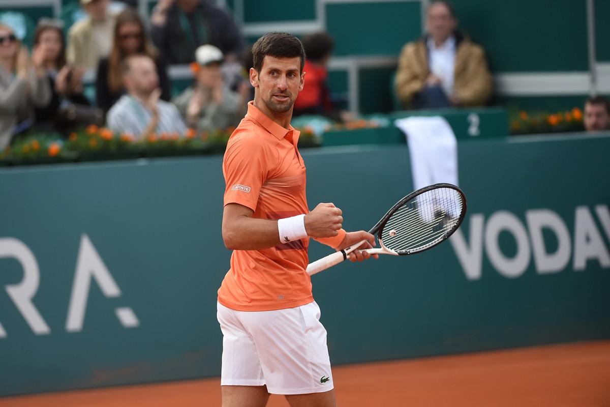 Novak s okupljenom djecom prebacuje lopticu na Dorćolu