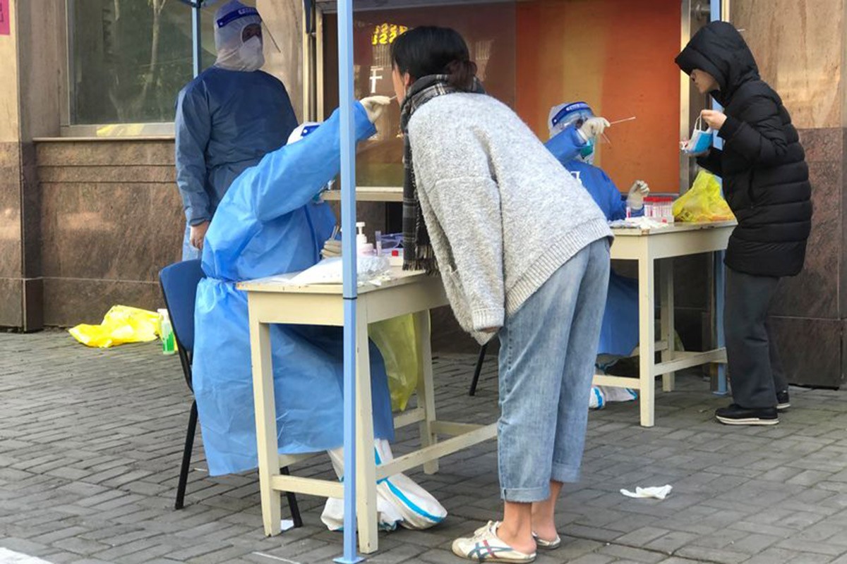 Ciljane antikovid mjere u Šangaju, zgrade ograđene žicom