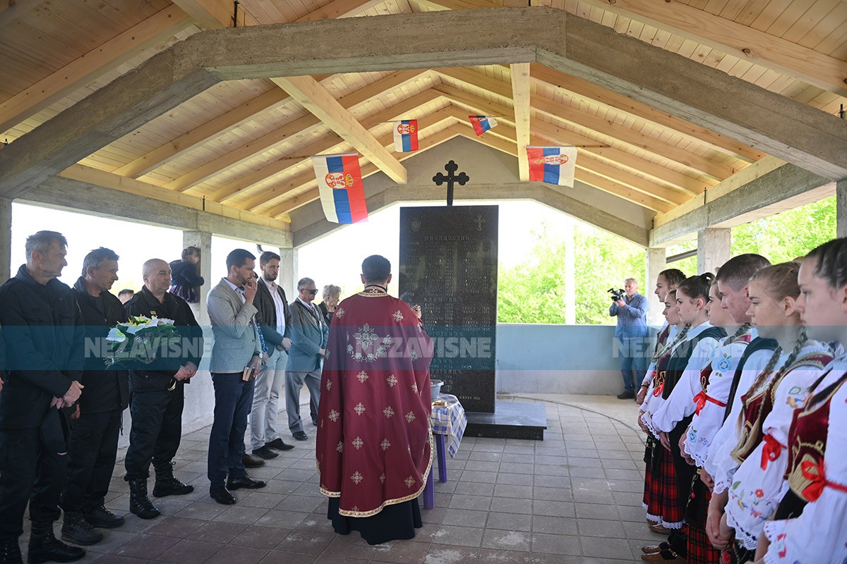 Služen parastos za 54 ubijena civila u Bijelom Potoku