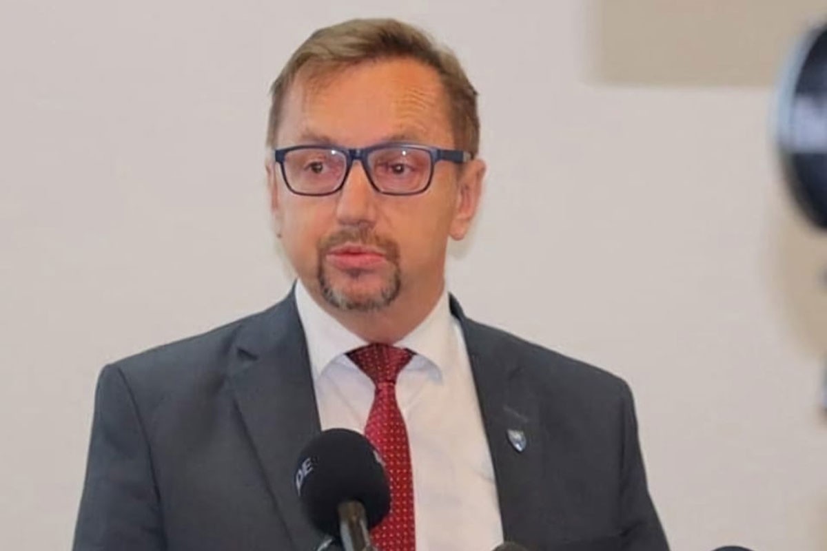 Ministar prijavio prijetnju da ga treba "roknut u po glave"