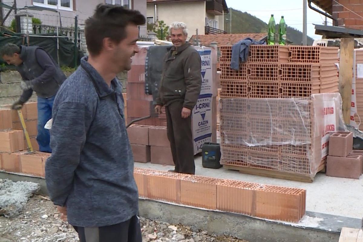 Humanost na djelu, grade kuću siromašnom komšiji