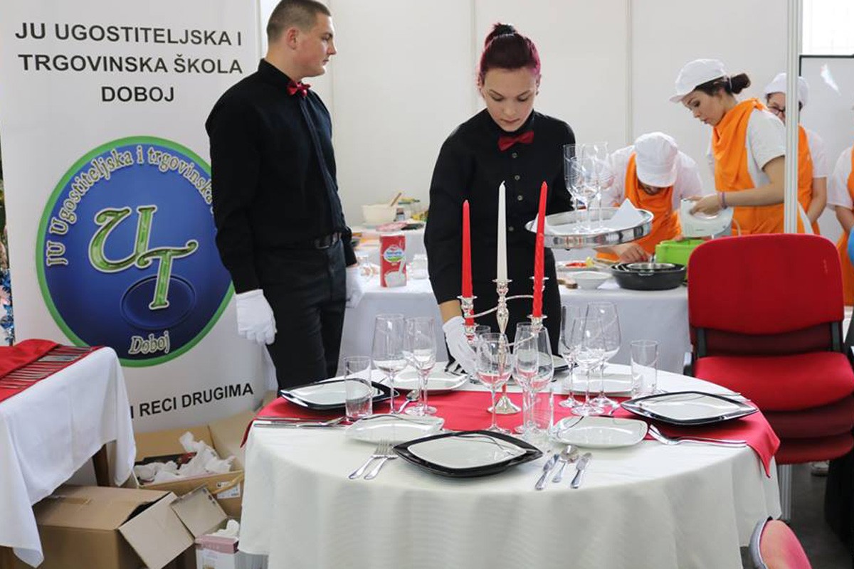 Dobojski maturanti: Nije sramota školovati se za konobara, kuhara ili pekara