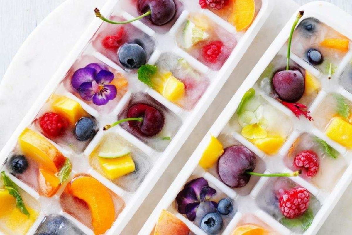 Kockice leda s cvijećem i voćem gastro trend za proljećne i ljetne dane