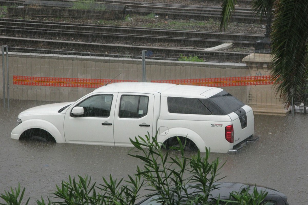Šta napraviti kada automobil strada u poplavi