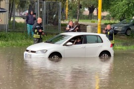 Tuzla: Vatrogasci spasili djecu iz automobila pod vodom