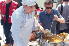 Tradicija se vratila: Gradonačelnik Mostarcima dijelio grah