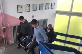 Đaci pomogli kolegi u invalidskim kolicima, pa nagrađeni za ideju