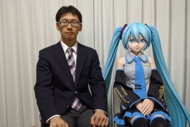 Japanac koji je oženio hologram ne može više da priča sa suprugom