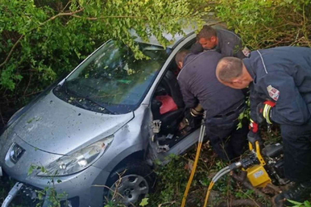 Trebinjka sletjela vozilom, izvlačili je vatrogasci
