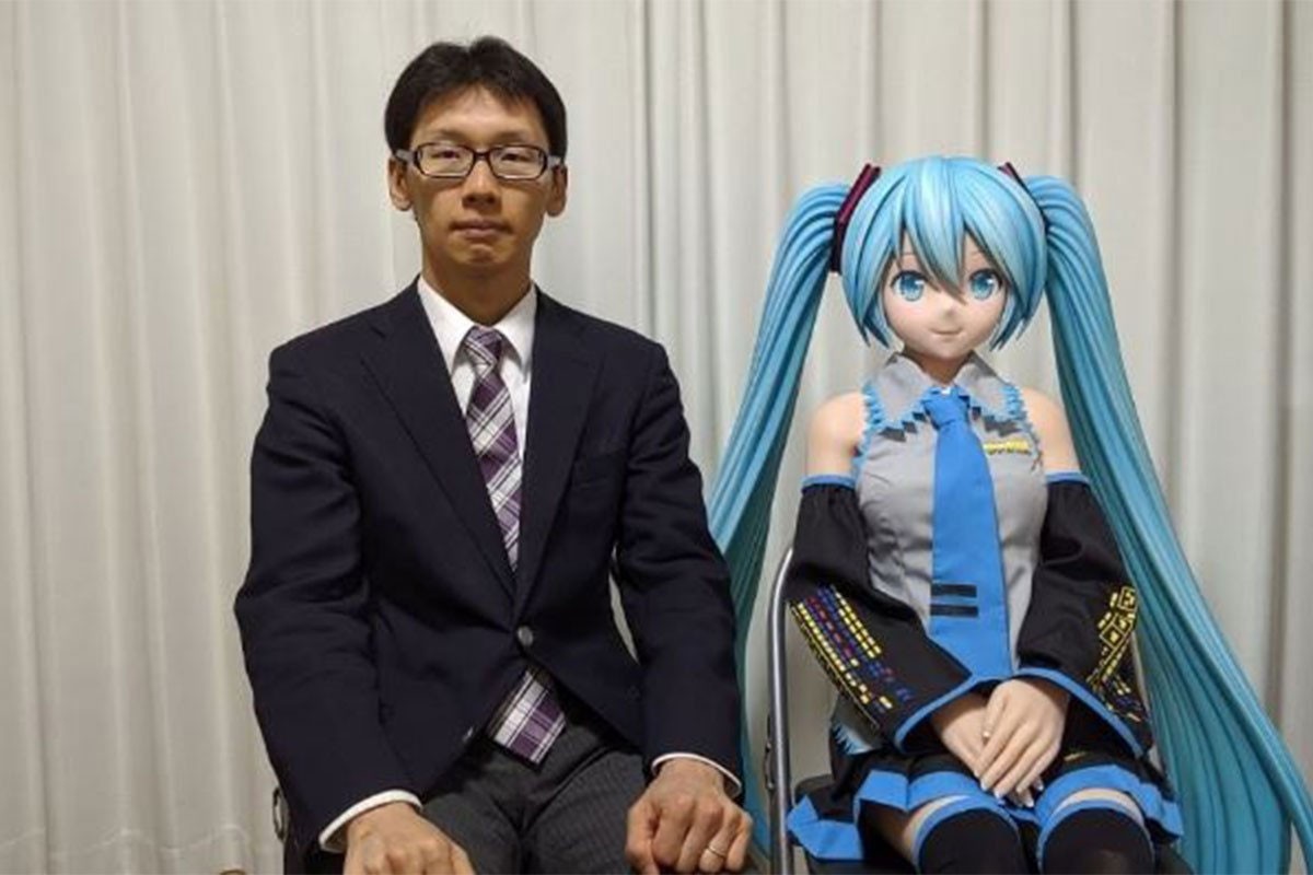 Japanac koji je oženio hologram ne može više da priča sa suprugom