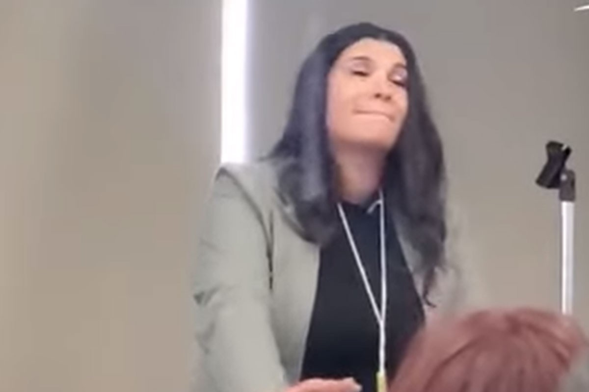 Političarka tokom govora dobila trudove, reakcija publike sve raznježila