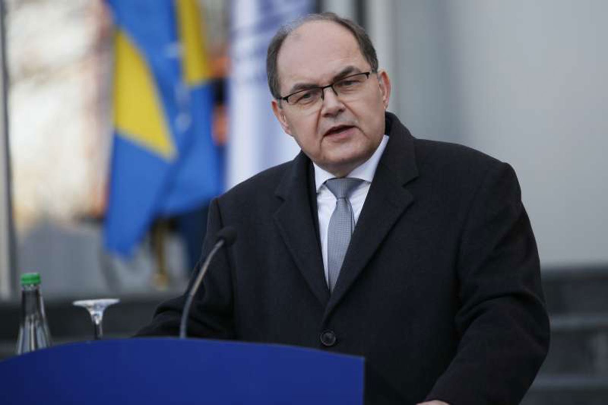 Šmit: Vlasti RS potkopavaju BiH, Hrvati podižu avet ratne težnje za trećim entitetom