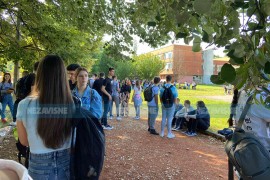 Malešević: Đaci i nastavnici su ispred Gimnazije dok policija ne ...