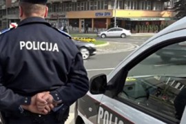 Golfom udario dvije djevojčice