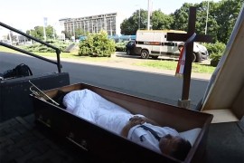 Pogrebnik leži u sanduku poput pokojnika i štrajkuje glađu