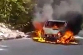 Izgorio kombi koji je prevozio turiste kod Konjica