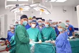 Svjetski grudni hirurg izveo četiri operacije s timom UKC-a