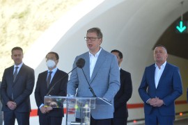 Vučić na teret države povećava minimalac da zaštiti poslodavce