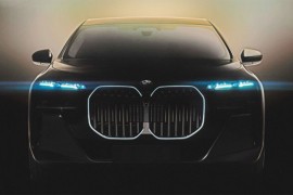 Uveče parkirao BMW, ujutro ga dočekala olupina