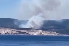 Veliki požar u blizini kuća na Braču, gasi ga i kanader