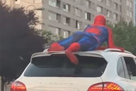 Provezao "Spajdermena" na krovu terenca sarajevskom ulicom